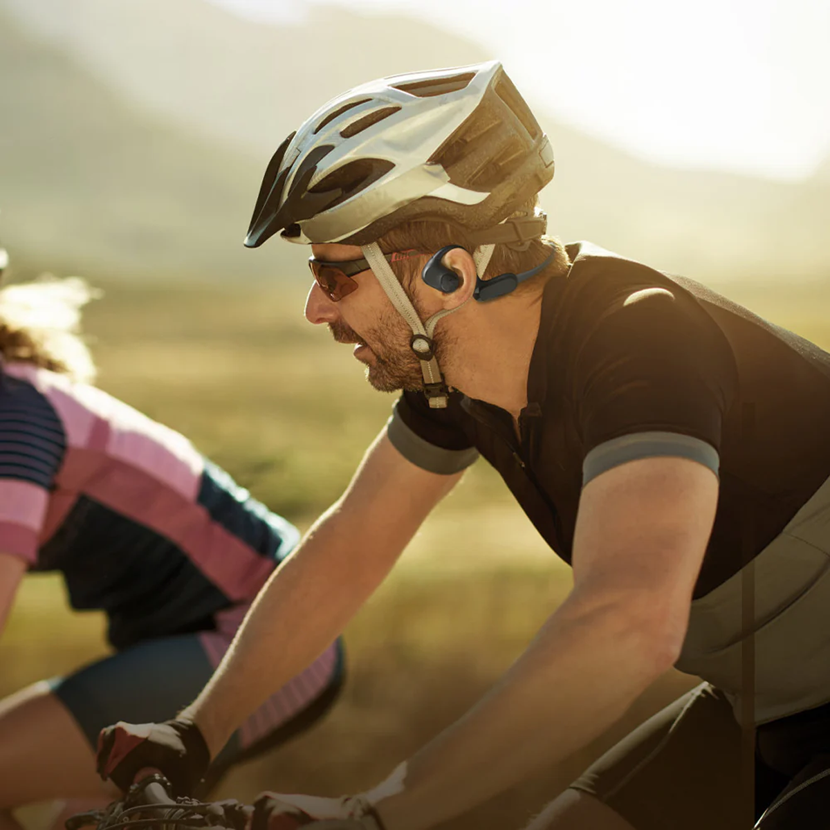 Tai nghe Bluetooth thể thao SoundPEATS RunFree Lite, Open-Ear, Driver 16.2mm, Pin 14H, IPX4, Bluetooth 5.3, ENC - Tai nghe <strong>SoundPEATS RunFree Lite</strong> với công nghệ <strong>SoundPEATS RunFree Lite</strong>, thiết kế Open-Ear, driver 16.2mm, âm thanh sống động. Pin 14H, sạc USB-C, Bluetooth 5.3, độ trễ thấp. IPX4 chống nước, 2 mic ENC, trọng lượng 28g. Hỗ trợ app PeatsAudio tùy chỉnh EQ. Bảo hành 12 tháng, lý tưởng cho chạy bộ, tập gym, nghe nhạc.