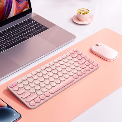 Bàn phím không dây hiệu Baseus K01A Tri-Mode - Giải phóng không gian làm việc của bạn với bàn phím không dây <strong>Baseus K01A Tri-Mode</strong>. Với layout Tenkeyless (TKL) 84 phím nhỏ gọn, bàn phím giúp tối ưu diện tích bàn làm việc và tăng tính di động. Tính năng Tri-Mode (Bluetooth 5.0, Bluetooth 3.0 & 2.4GHz) cho phép bạn kết nối và chuyển đổi mượt mà giữa 3 thiết bị khác nhau chỉ bằng một nút nhấn. Cấu trúc phím cắt kéo (scissor-switch) mang lại trải nghiệm gõ siêu êm, yên tĩnh và chính xác. Thiết kế siêu mỏng cùng góc nghiêng 6.4 độ công thái học đảm bảo sự thoải mái khi sử dụng trong thời gian dài. Tương thích hoàn hảo với mọi hệ điều hành, <strong>Baseus K01A Tri-Mode</strong> là sự lựa chọn lý tưởng cho người yêu thích sự tối giản và hiệu quả.