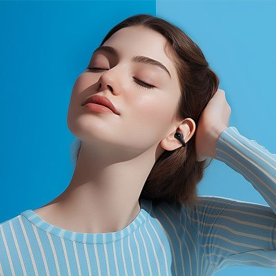 Tai nghe không dây hiệu Baseus AirGo AS01 Open-Ear - Trải nghiệm âm nhạc theo một cách hoàn toàn mới với tai nghe không dây <strong>Baseus AirGo AS01</strong>. Sở hữu thiết kế vành tai mở (Open-Ear) đột phá, tai nghe không nhét vào trong ống tai, mang lại sự thoải mái tuyệt đối và cho phép bạn luôn nhận biết được môi trường xung quanh, đảm bảo an toàn khi di chuyển. Công nghệ âm thanh định hướng mang lại chất âm rõ ràng, trong khi hệ thống 2 micro và thuật toán chống ồn AI đảm bảo cuộc gọi trong như pha lê. Với kết nối Bluetooth 5.3 ổn định, pin bền bỉ 25 giờ và chuẩn chống nước IPX4, <strong>Baseus AirGo AS01</strong> là người bạn đồng hành hoàn hảo cho những người yêu thể thao, làm việc tại văn phòng và cuộc sống năng động.