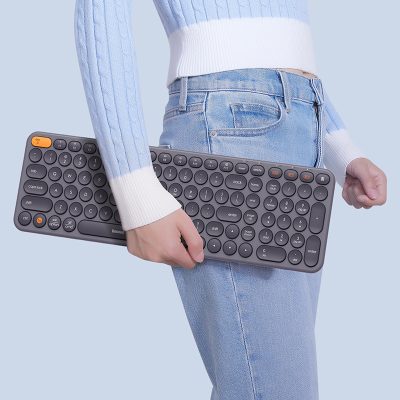 Bàn phím không dây hiệu Baseus K01A Tri-Mode - Giải phóng không gian làm việc của bạn với bàn phím không dây <strong>Baseus K01A Tri-Mode</strong>. Với layout Tenkeyless (TKL) 84 phím nhỏ gọn, bàn phím giúp tối ưu diện tích bàn làm việc và tăng tính di động. Tính năng Tri-Mode (Bluetooth 5.0, Bluetooth 3.0 & 2.4GHz) cho phép bạn kết nối và chuyển đổi mượt mà giữa 3 thiết bị khác nhau chỉ bằng một nút nhấn. Cấu trúc phím cắt kéo (scissor-switch) mang lại trải nghiệm gõ siêu êm, yên tĩnh và chính xác. Thiết kế siêu mỏng cùng góc nghiêng 6.4 độ công thái học đảm bảo sự thoải mái khi sử dụng trong thời gian dài. Tương thích hoàn hảo với mọi hệ điều hành, <strong>Baseus K01A Tri-Mode</strong> là sự lựa chọn lý tưởng cho người yêu thích sự tối giản và hiệu quả.
