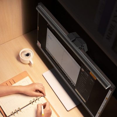 Đèn treo màn hình máy tính hiệu Baseus i-wok Series USB Asymmetric Light Source (Youth) - Nâng cấp không gian làm việc và bảo vệ đôi mắt của bạn với đèn treo màn hình <strong>Baseus i-wok Series</strong>. Được thiết kế với nguồn sáng bất đối xứng đột phá, đèn chiếu sáng tập trung vào khu vực bàn phím và tài liệu mà hoàn toàn không gây phản chiếu hay lóa màn hình, giảm thiểu mỏi mắt hiệu quả khi làm việc lâu. Với 3 chế độ màu (trắng, vàng, hỗn hợp) và khả năng điều chỉnh độ sáng vô cấp, bạn có thể dễ dàng tùy chỉnh ánh sáng phù hợp cho mọi công việc và tâm trạng. Thiết kế kẹp treo thông minh, tiết kiệm không gian bàn làm việc tối đa. Đèn treo màn hình <strong>Baseus i-wok Series</strong> là giải pháp chiếu sáng hoàn hảo cho người làm việc văn phòng, lập trình viên, nhà thiết kế và game thủ.