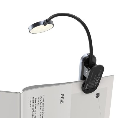Đèn kẹp đọc sách mini hiệu Baseus Comfort Reading Mini Clip Lamp - Dành cho những tâm hồn yêu sách, đèn kẹp <strong>Baseus Comfort Reading Mini Clip Lamp</strong> là người bạn đồng hành không thể thiếu trong mỗi chuyến phiêu lưu con chữ. Với thiết kế kẹp thông minh, siêu nhẹ và linh hoạt, bạn có thể dễ dàng gắn đèn vào sách, máy đọc sách Kindle hay cạnh bàn. Sản phẩm cung cấp 3 chế độ sáng dịu nhẹ, không nhấp nháy, bảo vệ tối đa cho đôi mắt của bạn, giúp bạn đọc sách hàng giờ mà không mỏi mắt. Pin sạc dung lượng lớn cho thời gian sử dụng lên đến 24 giờ, cùng cổng sạc Type-C hiện đại. Hãy để <strong>Baseus Comfort Reading Mini Clip Lamp</strong> thắp sáng niềm đam mê đọc sách của bạn ở bất cứ đâu, bất cứ lúc nào, mà không làm phiền người xung quanh.