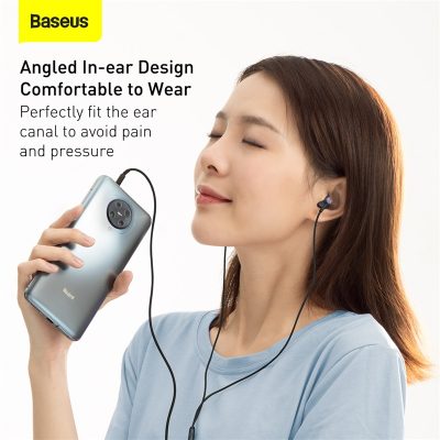 Tai nghe có dây hiệu Baseus Encok 3.5mm H19 - Khám phá thế giới âm thanh sống động cùng tai nghe <strong>Baseus Encok 3.5mm H19</strong>. Với thiết kế công thái học nghiêng 60 độ độc đáo, tai nghe mang lại cảm giác đeo thoải mái suốt ngày dài mà không gây đau tai. Màng loa PET 14mm tái tạo âm thanh Hi-Fi chi tiết, từ dải bass trầm ấm đến treble trong trẻo, cho bạn đắm chìm trong từng giai điệu. Micro đa hướng độ nhạy cao đảm bảo cuộc gọi luôn rõ ràng, liền mạch. Tích hợp bộ điều khiển thông minh ngay trên dây, việc điều khiển nhạc và cuộc gọi chưa bao giờ dễ dàng hơn. Sở hữu ngay <strong>Baseus Encok 3.5mm H19</strong> chính hãng để nâng tầm trải nghiệm âm thanh của bạn!