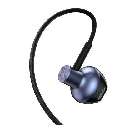 Tai nghe có dây hiệu Baseus Encok 3.5mm H19 - Khám phá thế giới âm thanh sống động cùng tai nghe <strong>Baseus Encok 3.5mm H19</strong>. Với thiết kế công thái học nghiêng 60 độ độc đáo, tai nghe mang lại cảm giác đeo thoải mái suốt ngày dài mà không gây đau tai. Màng loa PET 14mm tái tạo âm thanh Hi-Fi chi tiết, từ dải bass trầm ấm đến treble trong trẻo, cho bạn đắm chìm trong từng giai điệu. Micro đa hướng độ nhạy cao đảm bảo cuộc gọi luôn rõ ràng, liền mạch. Tích hợp bộ điều khiển thông minh ngay trên dây, việc điều khiển nhạc và cuộc gọi chưa bao giờ dễ dàng hơn. Sở hữu ngay <strong>Baseus Encok 3.5mm H19</strong> chính hãng để nâng tầm trải nghiệm âm thanh của bạn!