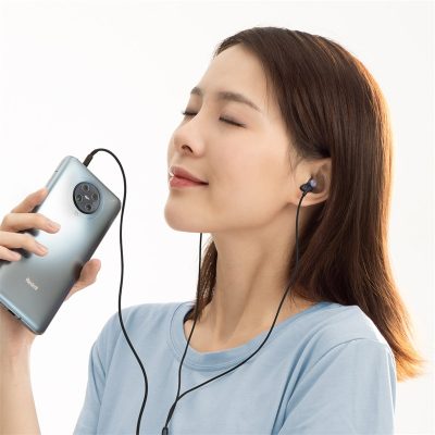 Tai nghe có dây hiệu Baseus Encok 3.5mm H19 - Khám phá thế giới âm thanh sống động cùng tai nghe <strong>Baseus Encok 3.5mm H19</strong>. Với thiết kế công thái học nghiêng 60 độ độc đáo, tai nghe mang lại cảm giác đeo thoải mái suốt ngày dài mà không gây đau tai. Màng loa PET 14mm tái tạo âm thanh Hi-Fi chi tiết, từ dải bass trầm ấm đến treble trong trẻo, cho bạn đắm chìm trong từng giai điệu. Micro đa hướng độ nhạy cao đảm bảo cuộc gọi luôn rõ ràng, liền mạch. Tích hợp bộ điều khiển thông minh ngay trên dây, việc điều khiển nhạc và cuộc gọi chưa bao giờ dễ dàng hơn. Sở hữu ngay <strong>Baseus Encok 3.5mm H19</strong> chính hãng để nâng tầm trải nghiệm âm thanh của bạn!