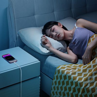 Cáp sạc nhanh hiệu Baseus Explorer Series with Smart Temperature Control USB to iP 2.4A - Bạn có lo lắng điện thoại bị nóng lên khi sạc, đặc biệt là lúc sạc qua đêm? Cáp sạc thông minh <strong>Baseus Explorer Series with Smart Temperature Control USB to iP 2.4A</strong> là giải pháp an toàn tối ưu. Được tích hợp chip kiểm soát nhiệt độ thông minh, sợi cáp này tự động điều chỉnh dòng điện, ngăn ngừa hiệu quả tình trạng quá nhiệt và bảo vệ tuổi thọ pin. Tận hưởng tốc độ sạc nhanh ổn định 2.4A và truyền dữ liệu hiệu quả. Với thiết kế "Explorer" trong suốt độc đáo và vỏ bện dù siêu bền, <strong>Baseus Explorer Series with Smart Temperature Control USB to iP 2.4A</strong> mang đến sự an tâm và phong cách cho mọi người dùng Apple.