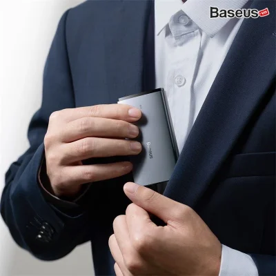 Bộ Sạc Nhanh Baseus GaN5 Pro Ultra-Slim C+U 65W - Siêu Mỏng, Sạc Laptop MacBook, Kèm Cáp 100W và Phích Cắm Du Lịch - Định nghĩa lại sự di động với bộ sạc <strong>Baseus GaN5 Pro Ultra-Slim C+U 65W</strong>. Nhờ công nghệ GaN5 Pro tiên tiến, củ sạc sở hữu thiết kế siêu mỏng chỉ 16mm, dễ dàng cắm sau đồ nội thất hoặc cất gọn trong túi. Với tổng công suất 65W mạnh mẽ, sản phẩm có thể sạc nhanh cho cả laptop, MacBook, máy tính bảng và điện thoại qua 2 cổng Type-C và USB-A. Phiên bản quốc tế đi kèm 3 phích cắm (EU, UK, US) và cáp sạc 100W, biến nó thành giải pháp năng lượng toàn diện cho mọi chuyến đi. Công nghệ BPS II phân bổ dòng điện thông minh, đảm bảo sạc nhanh và an toàn cho 2 thiết bị cùng lúc. Hãy chọn <strong>Baseus GaN5 Pro Ultra-Slim C+U 65W</strong> để trải nghiệm sự kết hợp hoàn hảo giữa thiết kế, tốc độ và sự tiện lợi.
