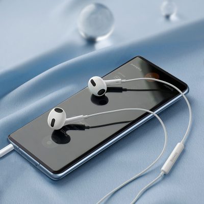 Tai nghe có dây hiệu Baseus Encok 3.5mm lateral in-ear H17 - Trải nghiệm sự thoải mái vượt trội với tai nghe <strong>Baseus Encok 3.5mm lateral in-ear H17</strong>. Thiết kế lateral in-ear với góc nghiêng 108° độc đáo giúp tai nghe nằm gọn trong vành tai một cách tự nhiên, không gây đau hay bí bách như các dòng in-ear truyền thống. Màng loa polymer 14mm kết hợp với khoang âm thanh độc lập mang đến chất âm cân bằng, bass mạnh mẽ và treble trong trẻo. Micro MEMS độ nhạy cao đảm bảo mọi cuộc gọi đều rõ ràng, liền lạc. Tích hợp bộ điều khiển 3 phím tiện lợi, dễ dàng thao tác nhạc và cuộc gọi. <strong>Baseus Encok 3.5mm lateral in-ear H17</strong> là lựa chọn hoàn hảo cho người dùng tìm kiếm sự thoải mái và chất lượng âm thanh ổn định hàng ngày.