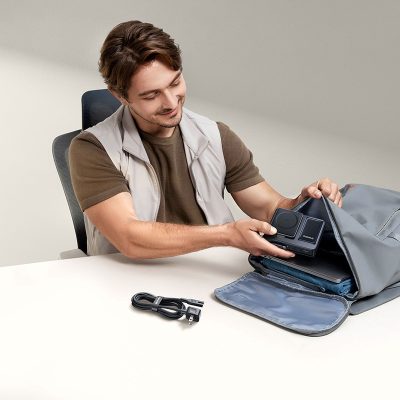 Đế sạc đa năng hiệu Baseus Nomos Qi2 5-in-1 with Retractable Cable 140W US - Màu đen - Dọn dẹp hoàn toàn không gian làm việc của bạn với trạm sạc tối thượng <strong>Baseus Nomos Qi2 5-in-1</strong>. Đây là giải pháp năng lượng "tất cả trong một", thay thế 5 củ sạc và mớ dây cáp rối rắm. Trạm sạc cung cấp sạc không dây từ tính chuẩn Qi2 15W cho iPhone, sạc riêng cho Apple Watch và AirPods, một cáp sạc USB-C rút gọn tiện lợi và một cổng USB-C 140W mạnh mẽ. Với công nghệ GaN tiên tiến, sản phẩm có thể sạc nhanh đồng thời cho cả MacBook Pro, iPhone và các phụ kiện khác trong một thiết kế nhỏ gọn, thanh lịch. Hãy đầu tư vào sự tối giản và hiệu suất đỉnh cao với <strong>Baseus Nomos Qi2 5-in-1</strong>.