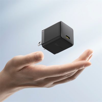 Bộ sạc hiệu Baseus Palm 1C 20W US - Kèm cáp USB-C to USB-C 1m - Trải nghiệm sức mạnh sạc nhanh trong một thiết kế nhỏ gọn đến kinh ngạc với bộ sạc <strong>Baseus Palm 1C 20W US</strong>. Với kích thước chỉ nằm gọn trong lòng bàn tay, củ sạc này cung cấp công suất 20W mạnh mẽ, giúp sạc đầy 60% pin cho các dòng điện thoại Android cao cấp chỉ trong 30 phút. Đặc biệt, bộ sản phẩm là một giải pháp toàn diện khi đi kèm sẵn cáp sạc USB-C to USB-C dài 1m chất lượng cao từ Baseus, giúp bạn tiết kiệm chi phí và luôn sẵn sàng nạp năng lượng. An toàn, tiện lợi và hiệu quả, <strong>Baseus Palm 1C 20W US</strong> là lựa chọn hoàn hảo cho người dùng Samsung, Google Pixel, iPad và các thiết bị Type-C khác.