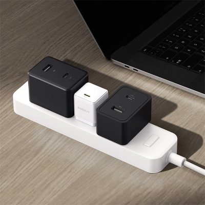 Bộ sạc hiệu Baseus Palm 1C 20W US - Kèm cáp USB-C to USB-C 1m - Trải nghiệm sức mạnh sạc nhanh trong một thiết kế nhỏ gọn đến kinh ngạc với bộ sạc <strong>Baseus Palm 1C 20W US</strong>. Với kích thước chỉ nằm gọn trong lòng bàn tay, củ sạc này cung cấp công suất 20W mạnh mẽ, giúp sạc đầy 60% pin cho các dòng điện thoại Android cao cấp chỉ trong 30 phút. Đặc biệt, bộ sản phẩm là một giải pháp toàn diện khi đi kèm sẵn cáp sạc USB-C to USB-C dài 1m chất lượng cao từ Baseus, giúp bạn tiết kiệm chi phí và luôn sẵn sàng nạp năng lượng. An toàn, tiện lợi và hiệu quả, <strong>Baseus Palm 1C 20W US</strong> là lựa chọn hoàn hảo cho người dùng Samsung, Google Pixel, iPad và các thiết bị Type-C khác.