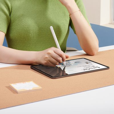 Bút cảm ứng hiệu Baseus Smooth Writing 2 Lite with LED Indicator (Active Wireless Version) - Giải phóng sức sáng tạo của bạn trên iPad với bút cảm ứng <strong>Baseus Smooth Writing 2 Lite</strong>. Đây là sự thay thế hoàn hảo cho Apple Pencil với mức giá cực kỳ hợp lý, mang đến trải nghiệm viết vẽ mượt mà, chính xác và không có độ trễ. Công nghệ chống tì tay (Palm Rejection) cho phép bạn tự do đặt tay lên màn hình như viết trên giấy thật. Điểm nhấn đặc biệt là khả năng hít sạc từ tính không dây ngay trên cạnh iPad (các dòng hỗ trợ) và đèn LED báo pin trực quan. Không cần kết nối Bluetooth, chỉ cần bật nguồn và sử dụng, <strong>Baseus Smooth Writing 2 Lite</strong> là lựa chọn thông minh cho học sinh, sinh viên và những người yêu thích ghi chú, phác thảo kỹ thuật số.