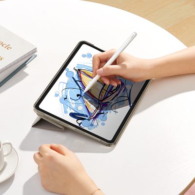 Bút cảm ứng hiệu Baseus Smooth Writing 2 Lite with LED Indicator (Active Wireless Version) - Giải phóng sức sáng tạo của bạn trên iPad với bút cảm ứng <strong>Baseus Smooth Writing 2 Lite</strong>. Đây là sự thay thế hoàn hảo cho Apple Pencil với mức giá cực kỳ hợp lý, mang đến trải nghiệm viết vẽ mượt mà, chính xác và không có độ trễ. Công nghệ chống tì tay (Palm Rejection) cho phép bạn tự do đặt tay lên màn hình như viết trên giấy thật. Điểm nhấn đặc biệt là khả năng hít sạc từ tính không dây ngay trên cạnh iPad (các dòng hỗ trợ) và đèn LED báo pin trực quan. Không cần kết nối Bluetooth, chỉ cần bật nguồn và sử dụng, <strong>Baseus Smooth Writing 2 Lite</strong> là lựa chọn thông minh cho học sinh, sinh viên và những người yêu thích ghi chú, phác thảo kỹ thuật số.