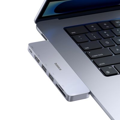 Thiết bị mở rộng hiệu Baseus UltraJoy Series 6-Port (Direct-Link Type) - Tối ưu hóa sức mạnh cho MacBook Pro/Air của bạn với hub <strong>Baseus UltraJoy Series 6-Port</strong>. Với thiết kế cắm trực tiếp (Direct-Link) độc đáo, hub gắn liền vào cạnh máy, tạo nên một tổng thể liền lạc, thẩm mỹ và loại bỏ hoàn toàn dây cáp rườm rà. Sản phẩm mở rộng 2 cổng Type-C thành 6 cổng thiết yếu: HDMI 4K, 2 cổng USB 3.0 tốc độ cao, khe đọc thẻ nhớ kép SD/TF và cổng Type-C hỗ trợ sạc nhanh PD. Vỏ nhôm nguyên khối sang trọng, tản nhiệt hiệu quả, <strong>Baseus UltraJoy Series 6-Port</strong> không chỉ là một phụ kiện, mà là một phần nâng cấp hoàn hảo, giúp bạn làm việc và sáng tạo không giới hạn, biến chiếc MacBook thành một trạm làm việc di động thực thụ.