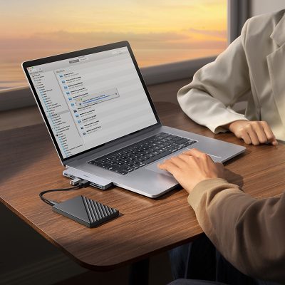 Thiết bị mở rộng hiệu Baseus UltraJoy Series 6-Port (Direct-Link Type) - Tối ưu hóa sức mạnh cho MacBook Pro/Air của bạn với hub <strong>Baseus UltraJoy Series 6-Port</strong>. Với thiết kế cắm trực tiếp (Direct-Link) độc đáo, hub gắn liền vào cạnh máy, tạo nên một tổng thể liền lạc, thẩm mỹ và loại bỏ hoàn toàn dây cáp rườm rà. Sản phẩm mở rộng 2 cổng Type-C thành 6 cổng thiết yếu: HDMI 4K, 2 cổng USB 3.0 tốc độ cao, khe đọc thẻ nhớ kép SD/TF và cổng Type-C hỗ trợ sạc nhanh PD. Vỏ nhôm nguyên khối sang trọng, tản nhiệt hiệu quả, <strong>Baseus UltraJoy Series 6-Port</strong> không chỉ là một phụ kiện, mà là một phần nâng cấp hoàn hảo, giúp bạn làm việc và sáng tạo không giới hạn, biến chiếc MacBook thành một trạm làm việc di động thực thụ.