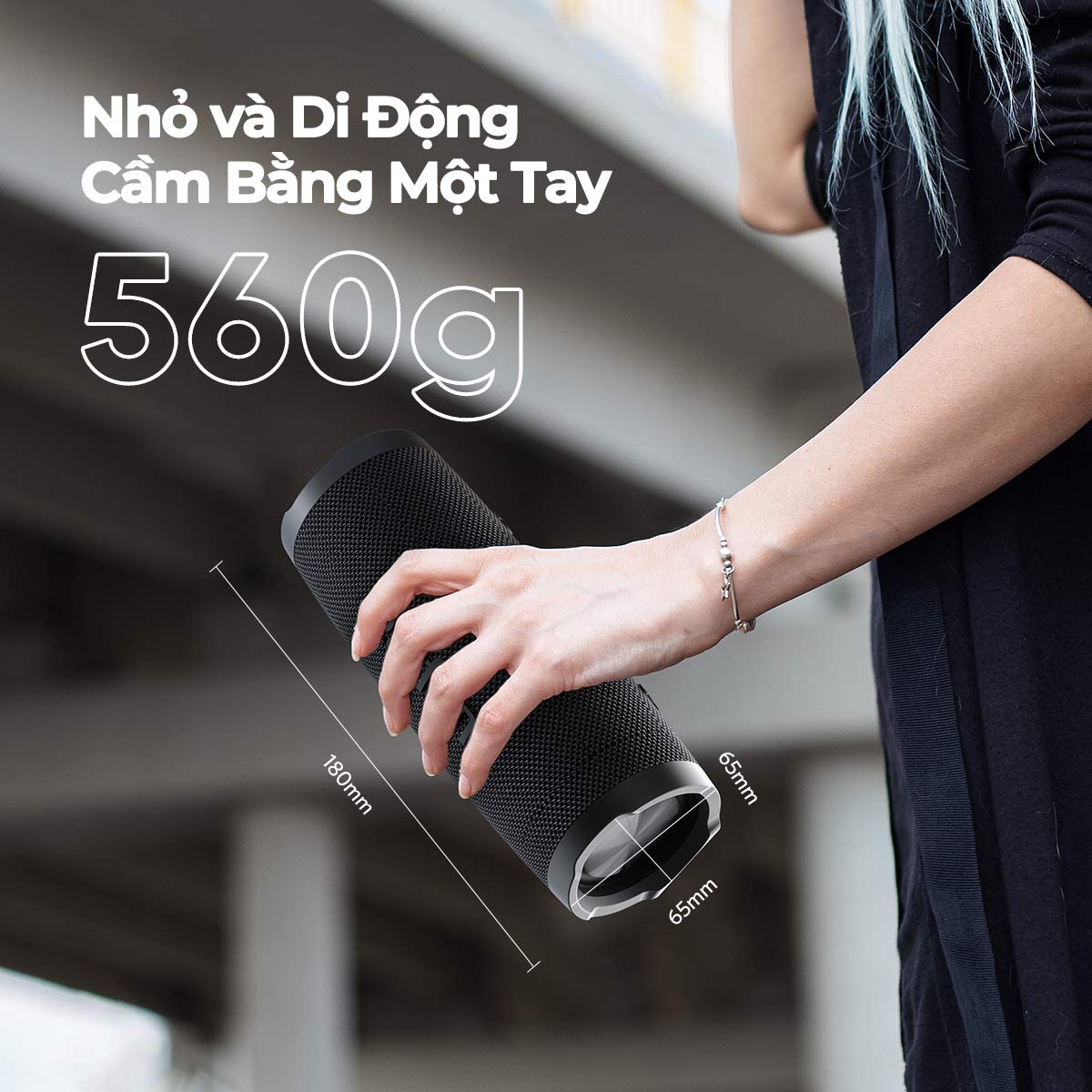 Loa Bluetooth Earfun Uboom Slim - Khám phá sự kết hợp hoàn hảo giữa thiết kế thanh lịch và âm thanh sống động với loa Bluetooth <strong>Earfun Uboom Slim</strong>. Với độ mỏng ấn tượng và bề mặt phủ vải cao cấp, chiếc loa này là một nét chấm phá tinh tế cho mọi không gian sống hiện đại. Dù có thân hình mảnh mai, loa vẫn mang đến công suất 20W mạnh mẽ cùng chất âm stereo trong trẻo, cân bằng. Chuẩn chống nước IPX7, thời lượng pin lên đến 18 giờ và khả năng ghép đôi stereo giúp bạn tự do tận hưởng âm nhạc ở bất cứ đâu, từ phòng khách đến những buổi dã ngoại. <strong>Earfun Uboom Slim</strong> là lựa chọn lý tưởng cho những ai yêu cái đẹp và không muốn thỏa hiệp về chất lượng âm thanh.