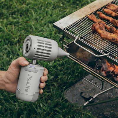 Quạt ngoài trời đa năng Jisulife Ultra 1, công suất 54W, dung lượng pin 13.500mAh - Đánh bay cơn nóng mùa hè trong mọi chuyến dã ngoại, cắm trại với <strong>quạt ngoài trời đa năng Jisulife Ultra 1</strong>. Đây không chỉ là một chiếc quạt, mà là một "cơn bão" di động với công suất cực đại 54W, tạo ra luồng gió mạnh mẽ lên tới 11m/s. Được trang bị viên pin "khủng" 13.500mAh cho thời gian sử dụng bền bỉ, và thiết kế chắc chắn, sản phẩm này là người bạn đồng hành lý tưởng cho mọi hoạt động ngoài trời. Trải nghiệm sự mát mẻ, tiện lợi và đa năng mà <strong>quạt ngoài trời đa năng Jisulife Ultra 1</strong> mang lại, giúp chuyến đi của bạn trở nên trọn vẹn hơn bao giờ hết.